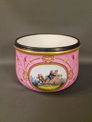 une image représentant une tasse rose sur laquelle figurent un homme et une femme