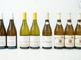 plusieurs bouteilles de vin sont alignées sur une table