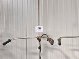 il y a beaucoup d'outils accrochés au mur dans la pièce