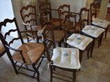 many chairs that are lined up in a circle