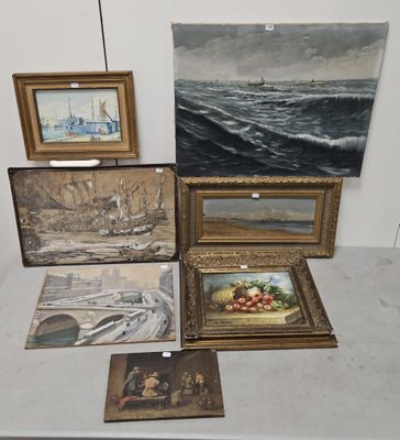 de nombreux tableaux exposés sur une table dans une pièce