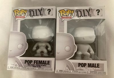 Les figurines Funko Pop en vinyle sont présentées dans une boîte posée sur une surface blanche