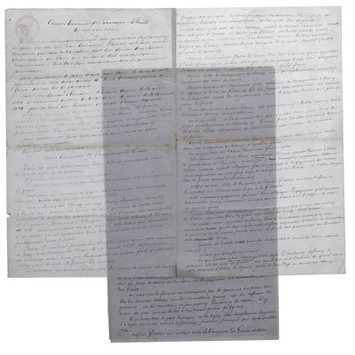 plusieurs vieux papiers sont empilés sur une surface blanche