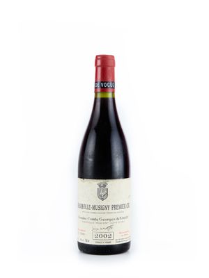 une bouteille de vin posée sur une table