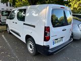 une camionnette blanche garée dans un parking