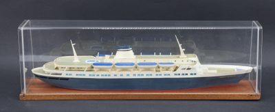 une petite maquette de bateau dans une vitrine