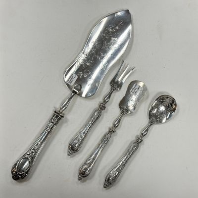une cuillère, une fourchette et un couteau posés sur une table