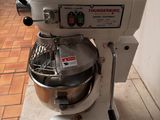 un mixeur blanc posé sur le carrelage d'une cuisine