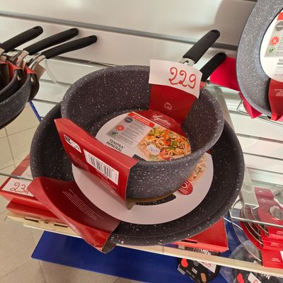 de nombreuses casseroles et poêles exposées dans un magasin