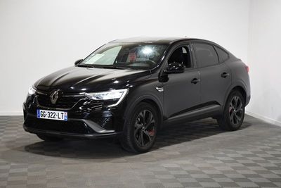 un 4x4 noir garé dans une pièce au sol en damier