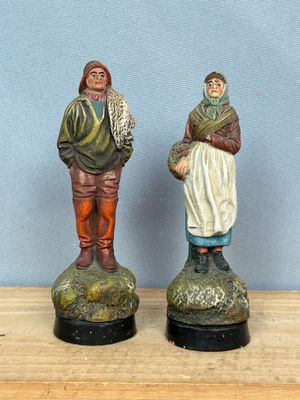 deux figurines représentant un homme et une femme debout l'un sur l'autre