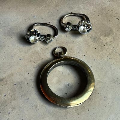 trois bijoux posés sur une table l'un à côté de l'autre