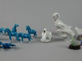 les nombreuses figurines d'animaux qui se trouvent sur la table