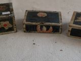 trois petites boîtes posées sur une table