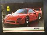 Le livre sur Ferrari est posé sur une table avec un fond noir.