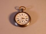 une montre de poche en or avec des chiffres romains