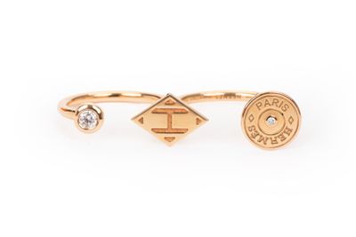 Gros plan sur une bague en or ornée d'un diamant