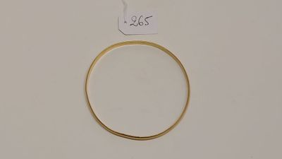 gros plan d'une bague en or sur une surface blanche