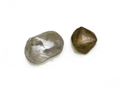 deux rochers situés l'un à côté de l'autre sur une surface blanche