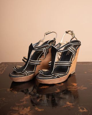 CHANEL. PAIRE DE SANDALES compensées en suède noir et cuir l…