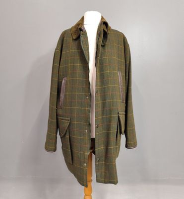 un manteau vert sur un mannequin, un mannequin, un mannequin, un mannequin, un mannequin, un mannequin, un mannequin, un mannequin, un mannequin