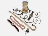 beaucoup de bijoux posés sur la table