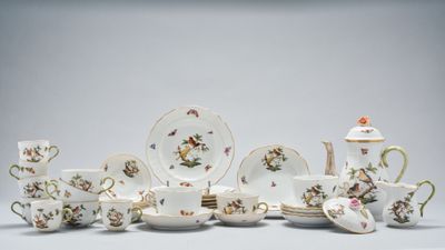 un groupe de plats, de tasses et de soucoupes en porcelaine