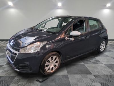 la petite voiture bleue est garée dans le garage sur un sol en damier