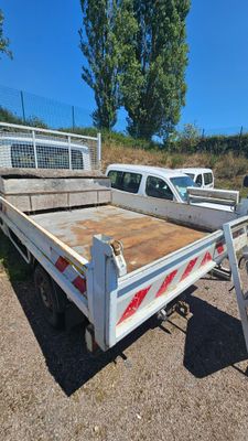 un camion blanc garé dans la poussière