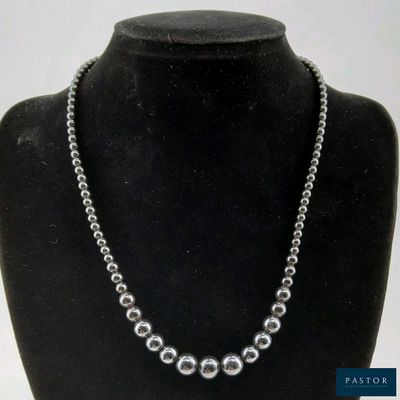 Collier de perles en hématite naturelle en chute. Il est agr…