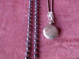un collier orné d'un cadenas en argent et une chaîne ornée d'un cadenas en argent