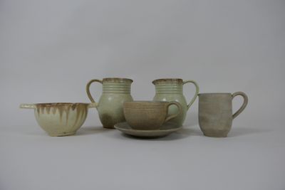 trois tasses et une soucoupe posées sur une table