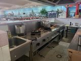 de nombreuses casseroles et poêles sur la cuisinière de la cuisine