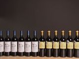 plusieurs bouteilles de vin sont alignées sur une table