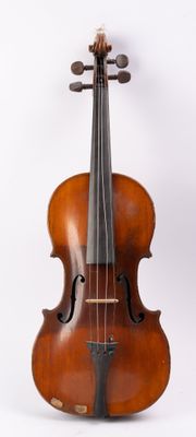 un vieux violon assis sur une surface blanche avec un fond blanc
