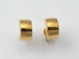 une paire de boucles d'oreilles en or sur fond blanc
