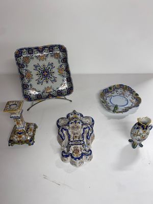 une table blanche sur laquelle sont posés une assiette et des bols bleus et blancs