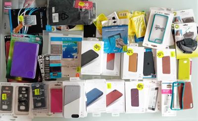 lot d'environ 78 coques de téléphones et accessoires