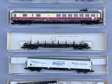 six trains miniatures sont alignés dans une vitrine