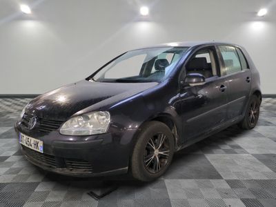 la photo d'une voiture noire garée sur un sol en damier