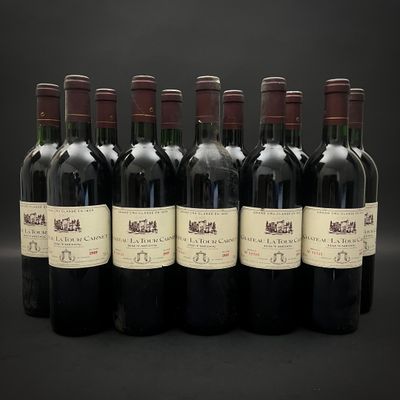 six bouteilles de vin sont alignées sur un fond noir