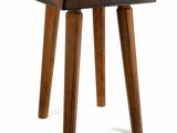 une image représentant un tabouret en bois à trois pieds sur fond blanc