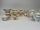 de nombreux types de vases et de bols sur la table