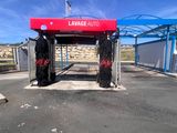 une photo d'une station de lavage au milieu d'un parking