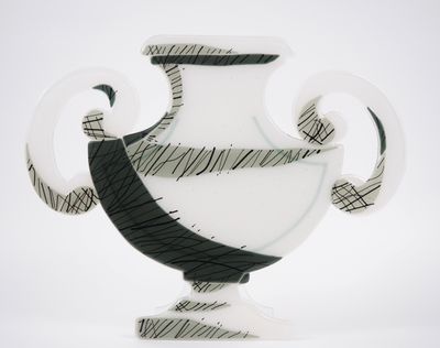 Vase en verre polychrome en forme de vase à l'antique.