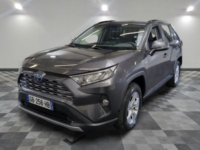 La nouvelle Toyota RAV est garée dans le showroom.