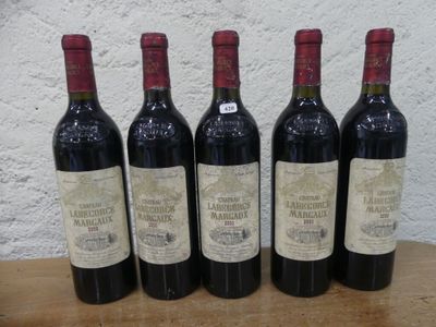 quatre bouteilles de vin sont alignées sur une table