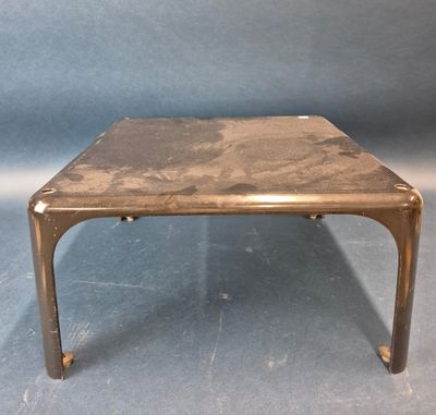 une table basse en laiton ancien avec un plateau en marbre sur fond bleu