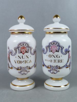 deux vases blancs et dorés sur lesquels figurent les noms de deux pays