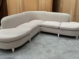 un canapé et un pouf au milieu d'une pièce